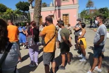 Protesta de los trabajadores del Paco Artiles y encuentro al aire libre con el alcalde en Arnao/TA.